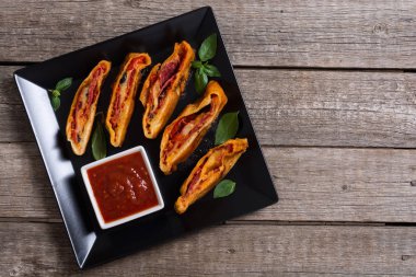 Peynir salam zeytin ve domates ile Pizza rulo stromboli 