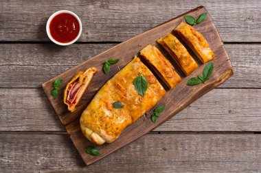 Peynir salam zeytin ve domates ile Pizza rulo stromboli 