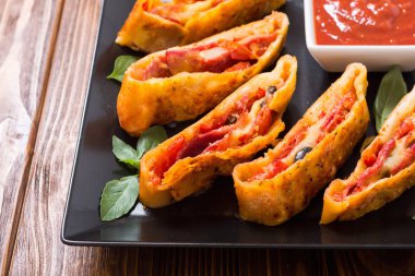 Peynir salam zeytin ve domates ile Pizza rulo stromboli 