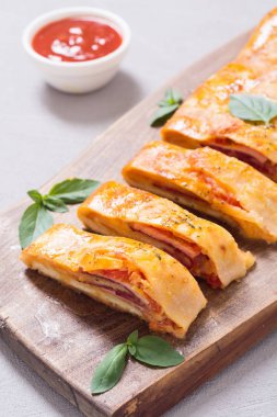 Peynir salam zeytin ve domates ile Pizza rulo stromboli 