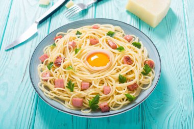 Sosis ve yumurta ile Itslian makarna carbonara 