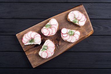 Turp ve dereotu ile sağlıklı sebze tost kum 