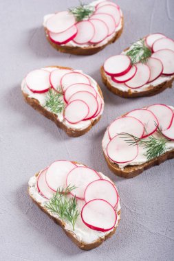 Turp ve dereotu ile sağlıklı sebze tost kum 