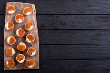 Kırmızı havyar ile Tartalet