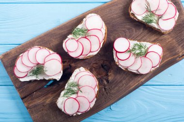 Turp ve dereotu ile sağlıklı sebze tost kum 