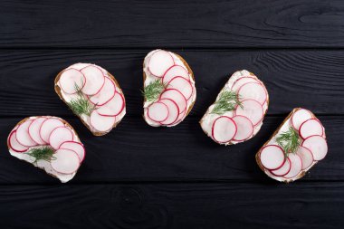 Turp ve dereotu ile sağlıklı sebze tost kum 