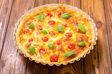 Mantar, domates ve peynir ile Tavuk Quiche lorraine