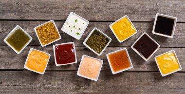 Seramik kasede farklı soslar seti