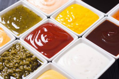 Seramik kasede farklı soslar seti