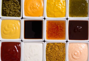 Seramik kasede farklı soslar seti