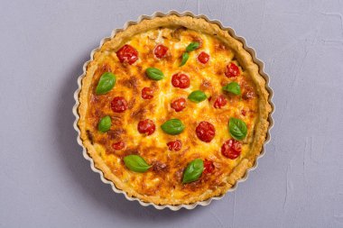 Mantar, domates ve peynir ile Tavuk Quiche lorraine