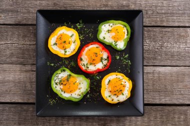 Sarı, kırmızı ve kızarmış yumurta ile yeşil biber