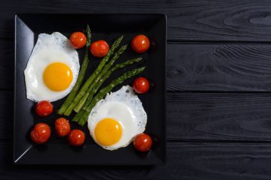 Yumurta, kuşkonmaz ve domates ile sağlıklı kahvaltı