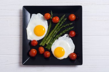 Yumurta, kuşkonmaz ve domates ile sağlıklı kahvaltı