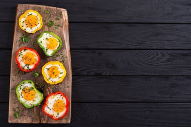Sarı, kırmızı ve kızarmış yumurta ile yeşil biber