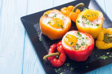 Pişmiş biber pastırma ve yumurta ile doldurulmuş