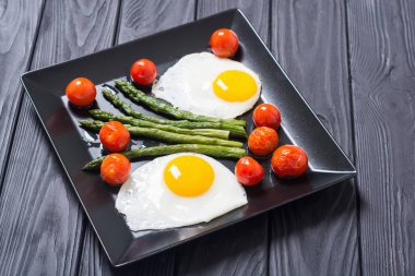 Yumurta, kuşkonmaz ve domates ile sağlıklı kahvaltı