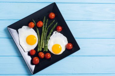 Yumurta, kuşkonmaz ve domates ile sağlıklı kahvaltı