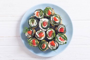 Krem peynir, domates ve dereotu ile kabak rulo 