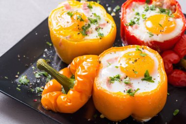 Pişmiş biber pastırma ve yumurta ile doldurulmuş