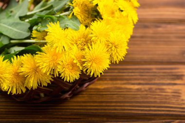 Sarı karahindiba çiçeği ile Sepet