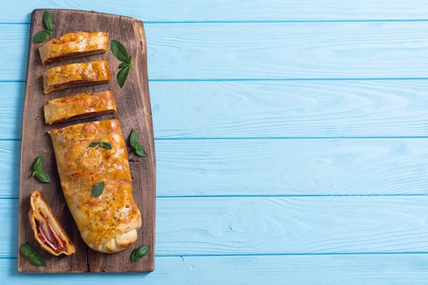 Rolo de pizza stromboli com azeitonas de salame de queijo e tomates — Fotografia de Stock