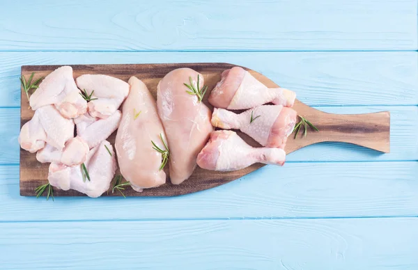 Rå kyckling kött på trä bakgrund — Stockfoto