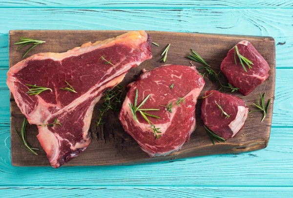 Verscheidenheid aan rauw rundvlees steak — Stockfoto