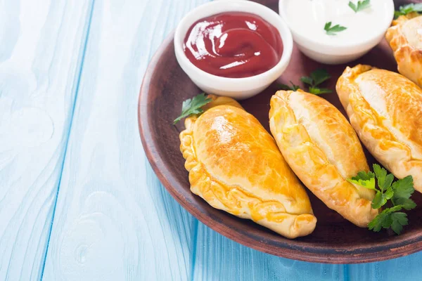 Soslu Latin Amerika pişmiş sığır empanadas