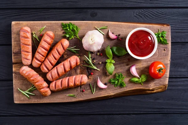 Bratwürste mit Kräutern, Gewürzen und Ketchup — Stockfoto