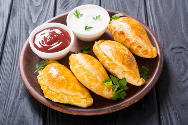 Latinamerikansk bakad biff empanadas med sås — Stockfoto