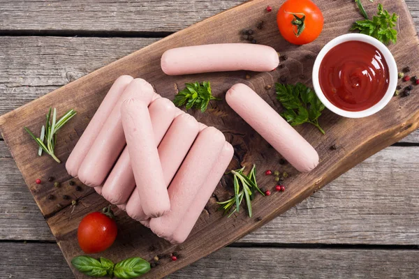 Embutidos de carne cruda con pimienta, hierbas y ketchup —  Fotos de Stock