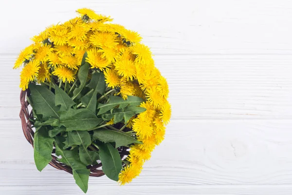 Kosz z żółtym mniszek kwiat — Zdjęcie stockowe