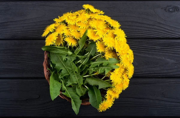 Cesta con flor de diente de león amarillo — Foto de Stock