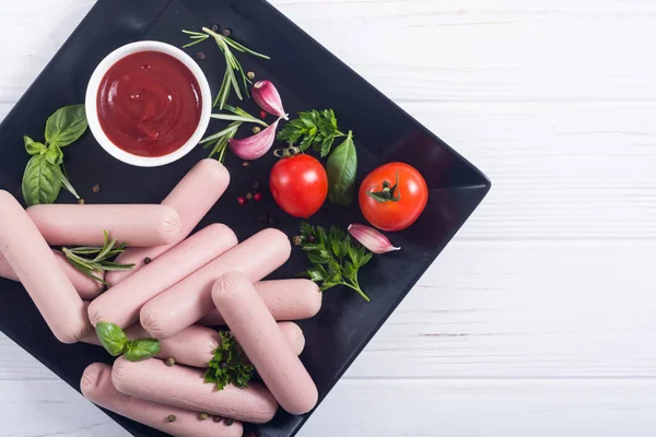 Saucisses de bœuf crues au poivre, aux herbes et au ketchup — Photo