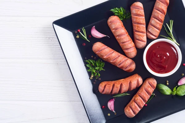 Bratwürste mit Kräutern, Gewürzen und Ketchup — Stockfoto