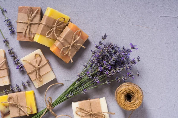 Handgemaakte natuurlijke zeep met lavendel — Stockfoto