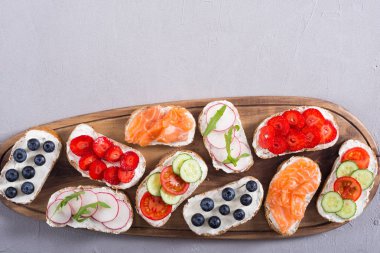 Meyve, sebze ve somon ile tost varyasyonu