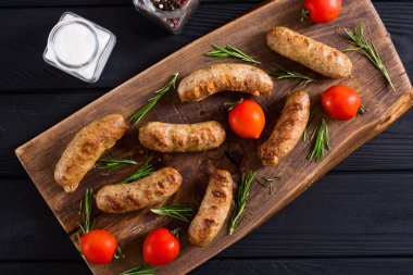 Domates, biberiye ve biberiye ile ızgara sosis