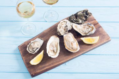 Limon ve beyaz şarap taze istiridye