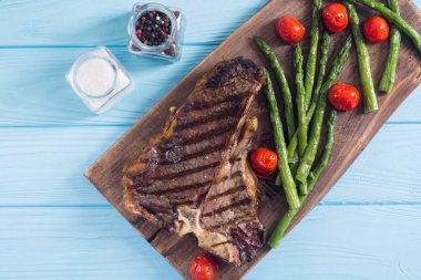 Kuşkonmaz ve kiraz domates ile ızgara T-kemik biftek 