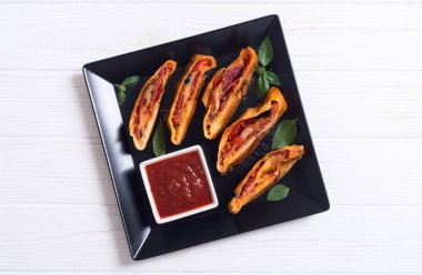 Peynir salam zeytin ve domates ile Pizza rulo stromboli 