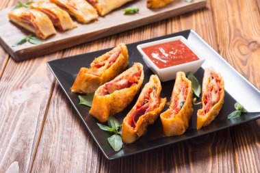 Peynir salam zeytin ve domates ile Pizza rulo stromboli 