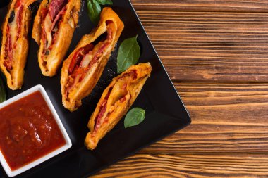 Peynir salam zeytin ve domates ile Pizza rulo stromboli 