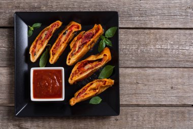 Peynir salam zeytin ve domates ile Pizza rulo stromboli 