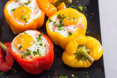 Pişmiş biber pastırma ve yumurta ile doldurulmuş