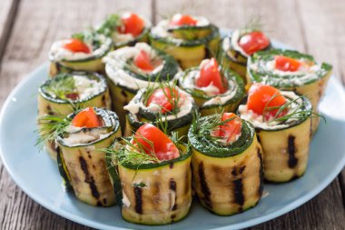 Krem peynir, domates ve dereotu ile kabak rulo 