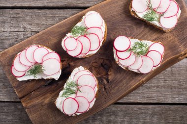 Turp ve dereotu ile sağlıklı sebze tost kum 