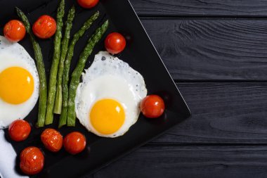 Yumurta, kuşkonmaz ve domates ile sağlıklı kahvaltı