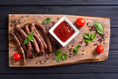 Domates, biberiye ve biberiye ile ızgara sosis